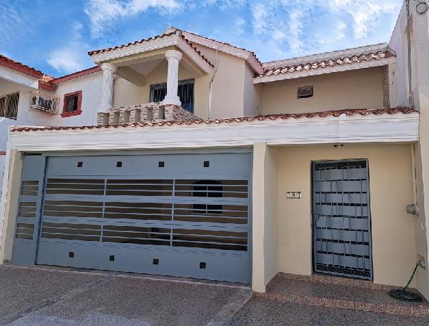 Casa remodelada a 5 cuadras de la playa en Zona Dorada.