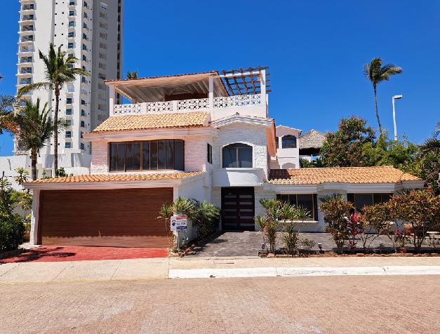 Elegante Residencia en Club Palmas. A unos pasos de la playa.