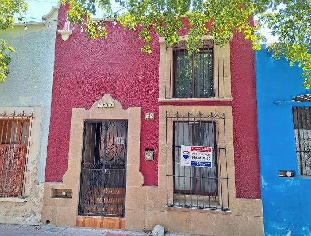 Casa ubicada a media cuadra de Plazuela Machado.