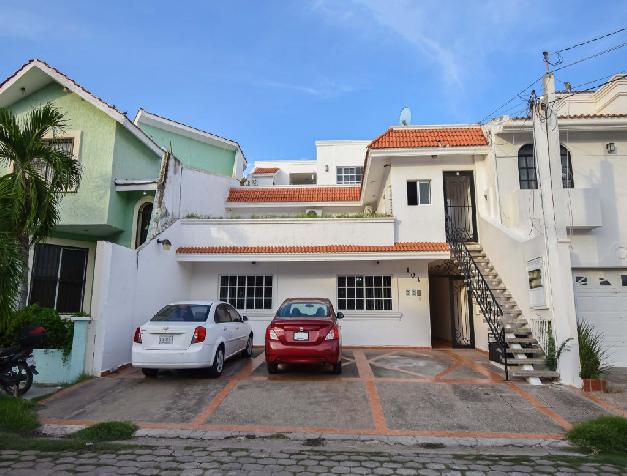 CONDOMINIO EN VENTA EN ZONA DORADA CERCA DE LA PLAYA