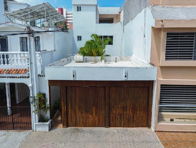 Casa en  ZONA DOARADA para remodelar a pasos de la playa. Con gran potencial.